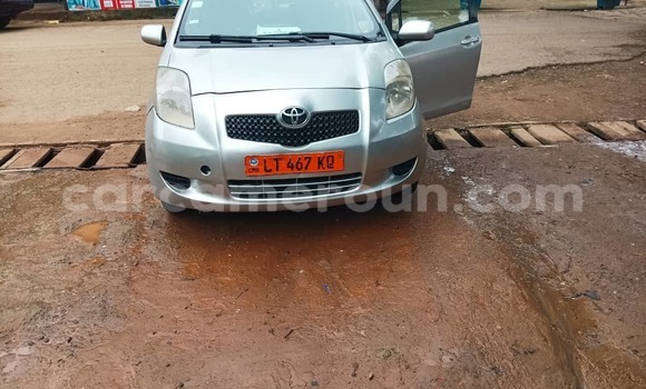 Sayi Na hannu Toyota Yaris Azurfa Mota in Douala a Ƙasar Kamaru
