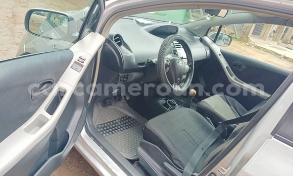 Sayi Na hannu Toyota Yaris Azurfa Mota in Douala a Ƙasar Kamaru Sayi Na hannu Toyota Yaris Azurfa Mota in Douala a Ƙasar Kamaru