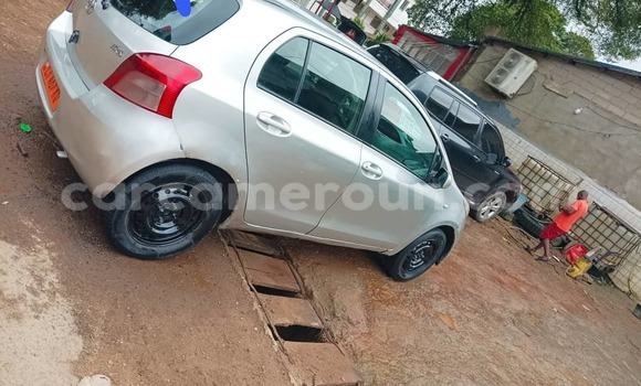 Sayi Na hannu Toyota Yaris Azurfa Mota in Douala a Ƙasar Kamaru Sayi Na hannu Toyota Yaris Azurfa Mota in Douala a Ƙasar Kamaru