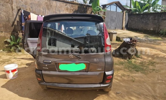 Sayi Na hannu Toyota Yaris Green Mota in Douala a Ƙasar Kamaru