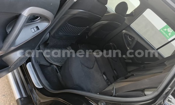 Sayi Imported Toyota RAV4 Black Mota in Douala a Ƙasar Kamaru Sayi Imported Toyota RAV4 Black Mota in Douala a Ƙasar Kamaru