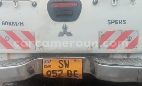 Buy Used Mitsubishi L200 Green Car in Douala in Littoral Cameroon