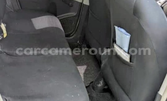 Sayi Na hannu Toyota Yaris Green Mota in Yaounde a Babban Kamaru Sayi Na hannu Toyota Yaris Green Mota in Yaounde a Babban Kamaru