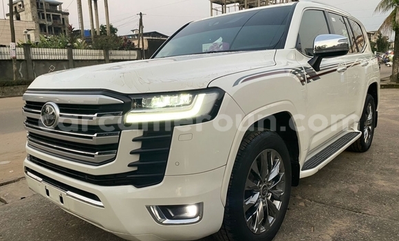 Sayi Sabo Toyota Land Cruiser White Mota in Douala a Ƙasar Kamaru