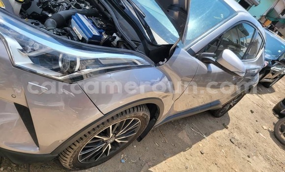 Sayi Imported Toyota C-HR Azurfa Mota in Douala a Ƙasar Kamaru Sayi Imported Toyota C-HR Azurfa Mota in Douala a Ƙasar Kamaru
