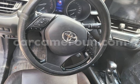 Sayi Imported Toyota C-HR Azurfa Mota in Douala a Ƙasar Kamaru Sayi Imported Toyota C-HR Azurfa Mota in Douala a Ƙasar Kamaru