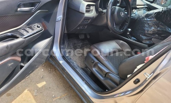 Sayi Imported Toyota C-HR Azurfa Mota in Douala a Ƙasar Kamaru Sayi Imported Toyota C-HR Azurfa Mota in Douala a Ƙasar Kamaru