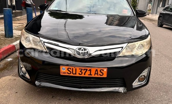 Sayi Na hannu Toyota Camry Black Mota in Douala a Ƙasar Kamaru