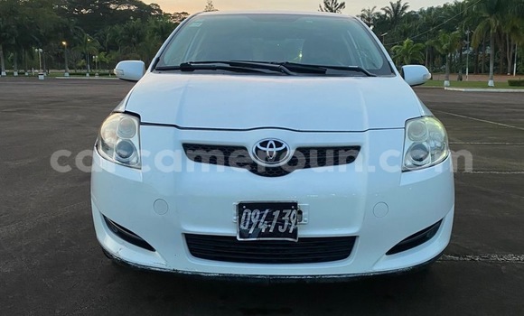 Sayi Imported Toyota Auris White Mota in Douala a Ƙasar Kamaru