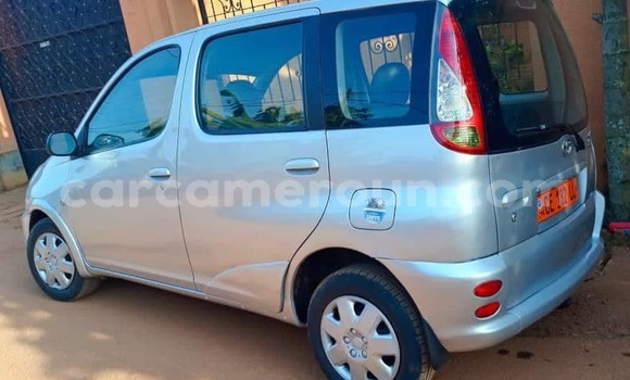 Sayi Na hannu Toyota Yaris Verso Azurfa Mota in Yaounde a Babban Kamaru