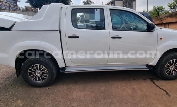 Buy Used Toyota Pickup White Car in Yaounde in Central Cameroon