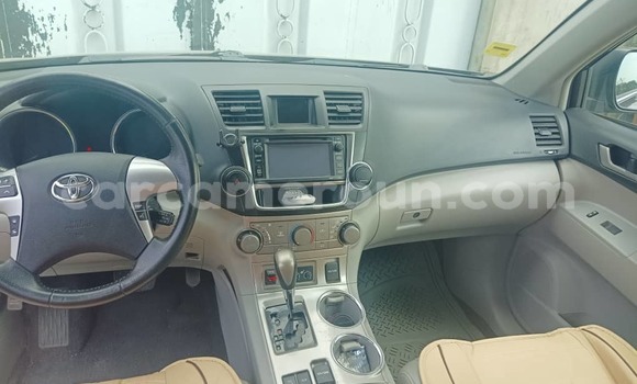 Sayi Na hannu Toyota Highlander Blue Mota in Douala a Ƙasar Kamaru Sayi Na hannu Toyota Highlander Blue Mota in Douala a Ƙasar Kamaru