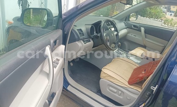 Sayi Na hannu Toyota Highlander Blue Mota in Douala a Ƙasar Kamaru Sayi Na hannu Toyota Highlander Blue Mota in Douala a Ƙasar Kamaru
