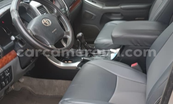 Sayi Na hannu Toyota Land Cruiser Prado Azurfa Mota in Douala a Ƙasar Kamaru Sayi Na hannu Toyota Land Cruiser Prado Azurfa Mota in Douala a Ƙasar Kamaru