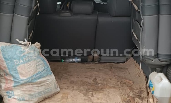 Sayi Na hannu Toyota Land Cruiser Prado Azurfa Mota in Douala a Ƙasar Kamaru Sayi Na hannu Toyota Land Cruiser Prado Azurfa Mota in Douala a Ƙasar Kamaru