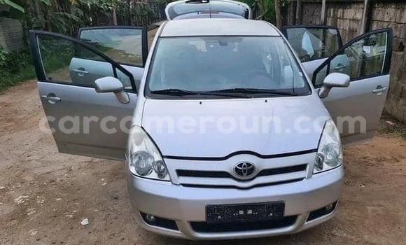 Sayi Imported Toyota Corolla Verso Azurfa Mota in Douala a Ƙasar Kamaru Sayi Imported Toyota Corolla Verso Azurfa Mota in Douala a Ƙasar Kamaru
