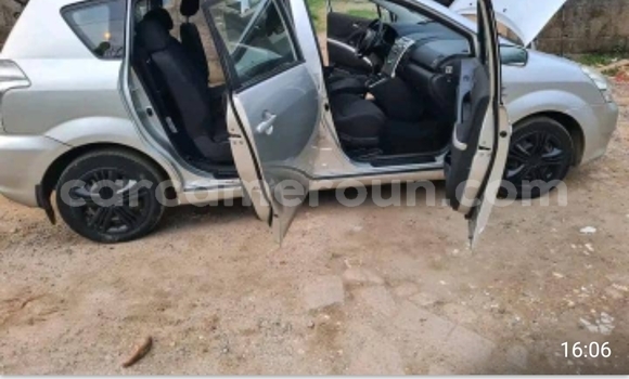 Sayi Imported Toyota Corolla Verso Azurfa Mota in Douala a Ƙasar Kamaru Sayi Imported Toyota Corolla Verso Azurfa Mota in Douala a Ƙasar Kamaru