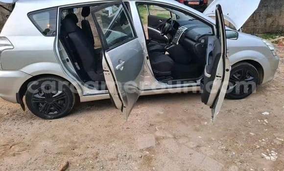 Sayi Imported Toyota Corolla Verso Azurfa Mota in Douala a Ƙasar Kamaru Sayi Imported Toyota Corolla Verso Azurfa Mota in Douala a Ƙasar Kamaru