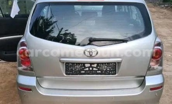 Sayi Imported Toyota Corolla Verso Azurfa Mota in Douala a Ƙasar Kamaru Sayi Imported Toyota Corolla Verso Azurfa Mota in Douala a Ƙasar Kamaru