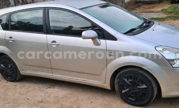 Sayi Imported Toyota Corolla Verso Azurfa Mota in Douala a Ƙasar Kamaru Sayi Imported Toyota Corolla Verso Azurfa Mota in Douala a Ƙasar Kamaru