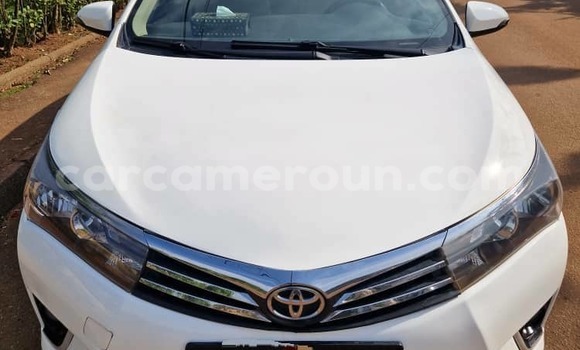 Sayi Na hannu Toyota Corolla White Mota in Yaounde a Babban Kamaru