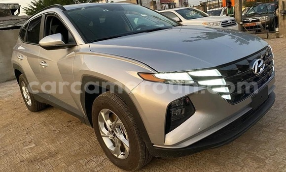 Sayi Imported Hyundai Tucson Azurfa Mota in Douala a Ƙasar Kamaru