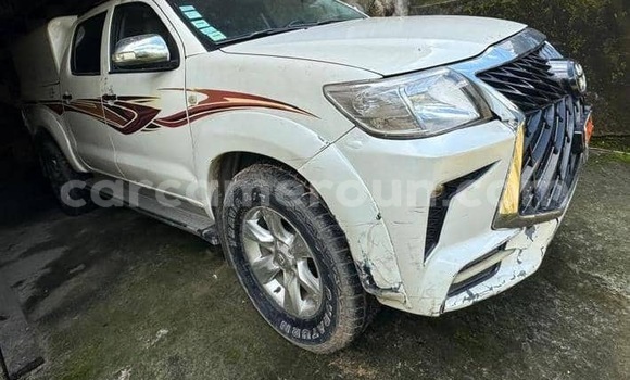 Sayi Na hannu Toyota Hilux White Mota in Douala a Ƙasar Kamaru