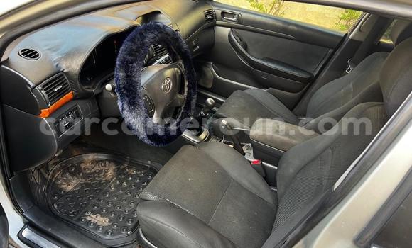 Sayi Na hannu Toyota Avensis Azurfa Mota in Yaounde a Babban Kamaru Sayi Na hannu Toyota Avensis Azurfa Mota in Yaounde a Babban Kamaru