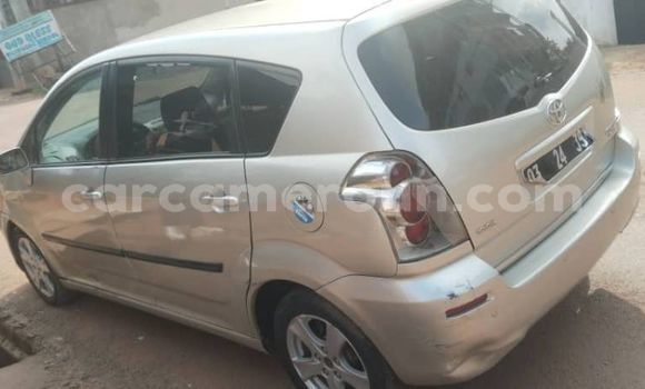 Sayi Na hannu Toyota Avensis Azurfa Mota in Yaounde a Babban Kamaru Sayi Na hannu Toyota Avensis Azurfa Mota in Yaounde a Babban Kamaru