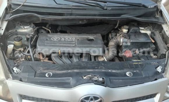 Sayi Na hannu Toyota Avensis Azurfa Mota in Yaounde a Babban Kamaru Sayi Na hannu Toyota Avensis Azurfa Mota in Yaounde a Babban Kamaru
