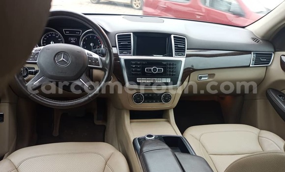 Sayi Na hannu Mercedes-Benz CLS250 Black Mota in Douala a Ƙasar Kamaru Sayi Na hannu Mercedes-Benz CLS250 Black Mota in Douala a Ƙasar Kamaru