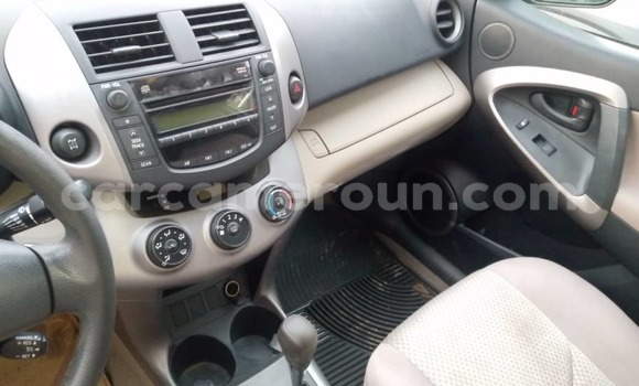 Sayi Na hannu Toyota RAV4 White Mota in Douala a Ƙasar Kamaru Sayi Na hannu Toyota RAV4 White Mota in Douala a Ƙasar Kamaru