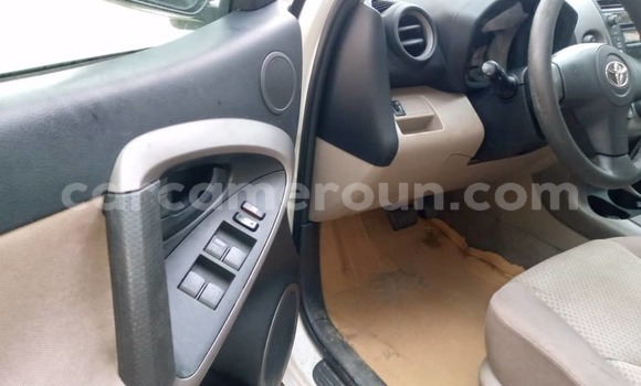 Sayi Na hannu Toyota RAV4 White Mota in Douala a Ƙasar Kamaru Sayi Na hannu Toyota RAV4 White Mota in Douala a Ƙasar Kamaru