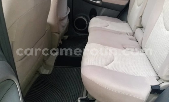 Sayi Na hannu Toyota RAV4 White Mota in Douala a Ƙasar Kamaru Sayi Na hannu Toyota RAV4 White Mota in Douala a Ƙasar Kamaru