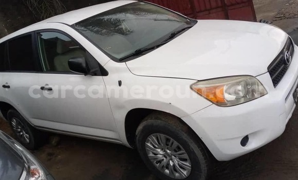 Sayi Na hannu Toyota RAV4 White Mota in Douala a Ƙasar Kamaru Sayi Na hannu Toyota RAV4 White Mota in Douala a Ƙasar Kamaru