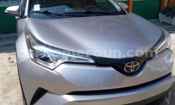 Sayi Na hannu Toyota C-HR Azurfa Mota in Douala a Ƙasar Kamaru