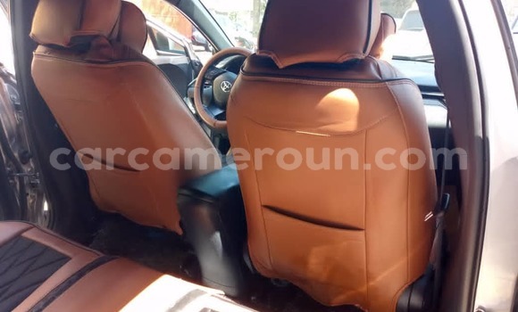 Sayi Na hannu Toyota C-HR Azurfa Mota in Douala a Ƙasar Kamaru Sayi Na hannu Toyota C-HR Azurfa Mota in Douala a Ƙasar Kamaru