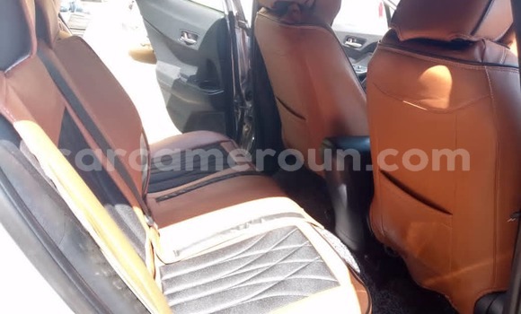 Sayi Na hannu Toyota C-HR Azurfa Mota in Douala a Ƙasar Kamaru Sayi Na hannu Toyota C-HR Azurfa Mota in Douala a Ƙasar Kamaru