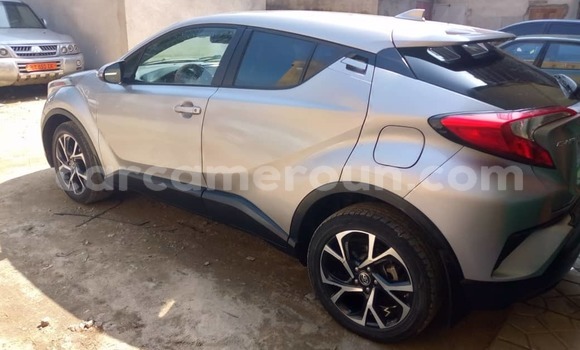 Sayi Na hannu Toyota C-HR Azurfa Mota in Douala a Ƙasar Kamaru Sayi Na hannu Toyota C-HR Azurfa Mota in Douala a Ƙasar Kamaru