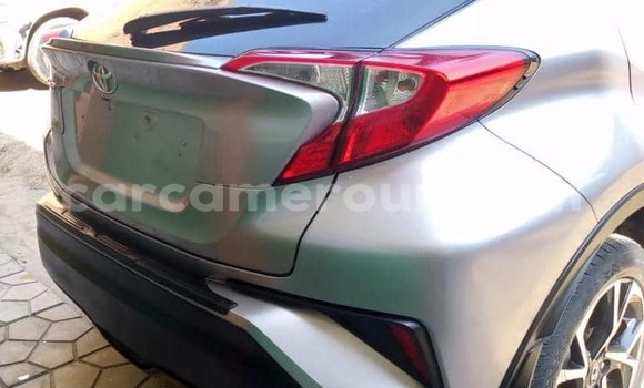 Sayi Na hannu Toyota C-HR Azurfa Mota in Douala a Ƙasar Kamaru Sayi Na hannu Toyota C-HR Azurfa Mota in Douala a Ƙasar Kamaru