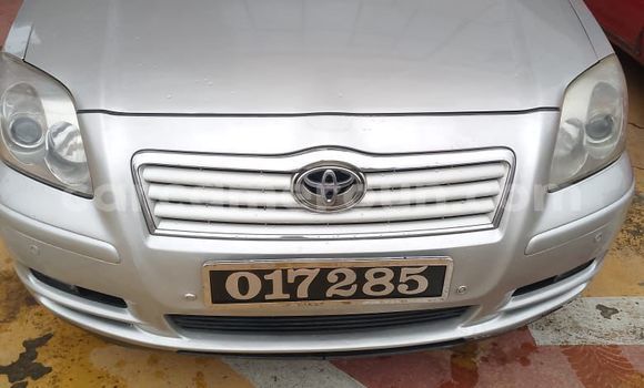 Sayi Na hannu Toyota Avensis Azurfa Mota in Douala a Ƙasar Kamaru