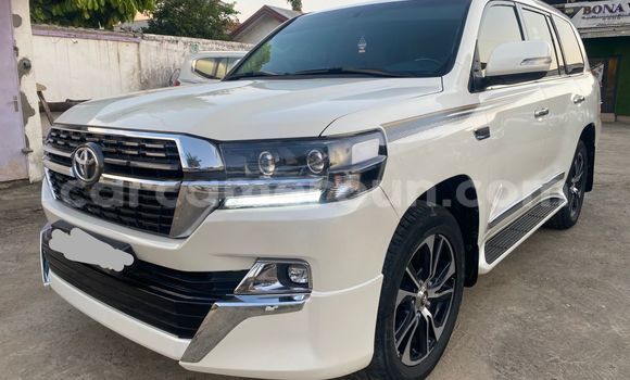 Sayi Sabo Toyota Land Cruiser White Mota in Douala a Ƙasar Kamaru Sayi Sabo Toyota Land Cruiser White Mota in Douala a Ƙasar Kamaru