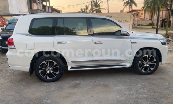 Sayi Sabo Toyota Land Cruiser White Mota in Douala a Ƙasar Kamaru Sayi Sabo Toyota Land Cruiser White Mota in Douala a Ƙasar Kamaru