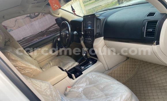 Sayi Sabo Toyota Land Cruiser White Mota in Douala a Ƙasar Kamaru Sayi Sabo Toyota Land Cruiser White Mota in Douala a Ƙasar Kamaru