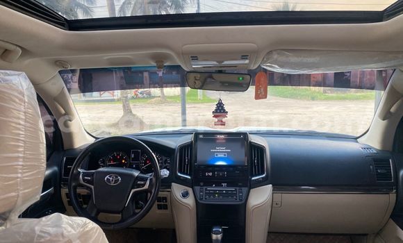 Sayi Sabo Toyota Land Cruiser White Mota in Douala a Ƙasar Kamaru Sayi Sabo Toyota Land Cruiser White Mota in Douala a Ƙasar Kamaru