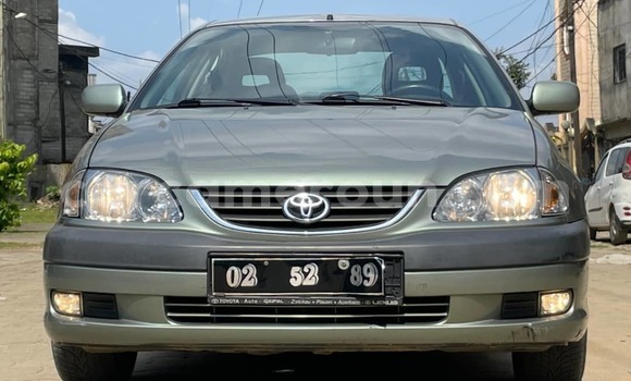 Sayi Na hannu Toyota Avensis Green Mota in Douala a Ƙasar Kamaru