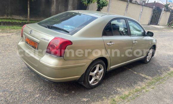 Sayi Na hannu Toyota Avensis Brown Mota in Douala a Ƙasar Kamaru