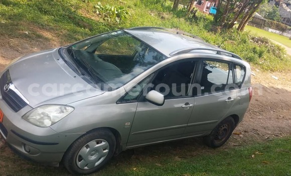 Sayi Na hannu Toyota Corolla Verso Azurfa Mota in Douala a Ƙasar Kamaru Sayi Na hannu Toyota Corolla Verso Azurfa Mota in Douala a Ƙasar Kamaru