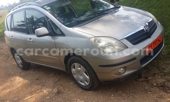 Sayi Na hannu Toyota Corolla Verso Azurfa Mota in Douala a Ƙasar Kamaru Sayi Na hannu Toyota Corolla Verso Azurfa Mota in Douala a Ƙasar Kamaru