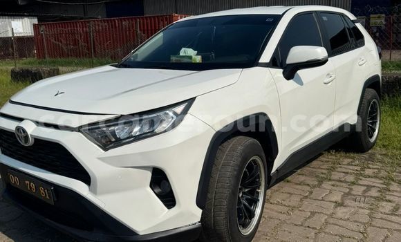 Sayi Na hannu Toyota RAV4 White Mota in Douala a Ƙasar Kamaru